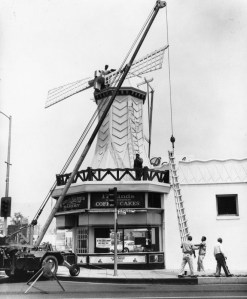 Figure 4: Van de Kamp”s bakery similar to the Figueroa site under construction on Verdugo Road in Glendale. Source: LAPL Photo Collection 00060329